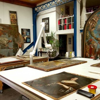 Tableaux en cours de restauration à l'atelier de conservation-restauration d'œuvres peintes à Nantes